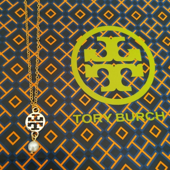 Tory Burch Logo Charm Pearl Pendant Necklace New - Picture 3 of 5